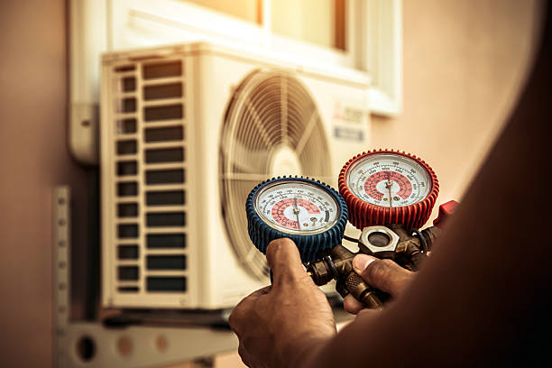 Professional Hvac technician working in Mount Vernon, IA